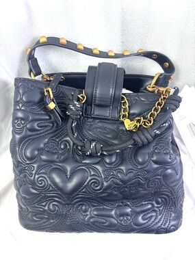 Betsey Johnson Quilted Sm Bucket Bag. Black/Gold.